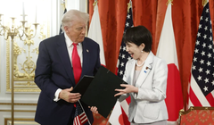 Tổng thống Mỹ Donald Trump và Thủ tướng Nhật Bản Sanae Takaichi trong buổi lễ ký kết thỏa thuận về khoáng sản quan trọng và đất hiếm tại Tokyo vào ngày 28/10. Ảnh: EPA