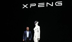 He Xiaopeng, đồng sáng lập kiêm chủ tịch của hãng sản xuất xe điện Trung Quốc Xpeng, ra mắt robot hình người Iron thế hệ tiếp theo của công ty. Ảnh: AFP.