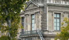 Bức ảnh này cho thấy một chiếc thang được bọn cướp sử dụng để vào Bảo tàng Louvre, trên phố Quai Francois Mitterrand, ở Paris vào ngày 19/10. Ảnh: AFP.