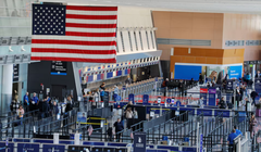 Các hãng hàng không hủy chuyến bay tại 40 sân bay lớn sau khi chính phủ áp dụng lệnh cắt giảm chưa từng có đối với hoạt động du lịch hàng không, với lý do lo ngại về an toàn kiểm soát không lưu do tình trạng đóng cửa chính phủ kéo dài. Ảnh: Reuters.