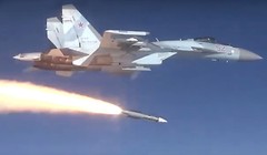 Su-35 phóng tên lửa không đối không tầm xa R-37M. Ảnh: MW.