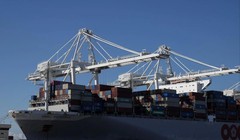 Mỹ và Trung Quốc bắt đầu thu thêm phí cảng vào ngày 15/10, nay đã quyết định tạm ngừng. Ảnh: EPA.