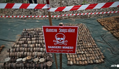 Những quả mìn cũ được thu hồi từ các khu vực tranh chấp sau cuộc xung đột biên giới Thái Lan-Campuchia được trưng bày trong chuyến tham quan báo chí do Quân đội Hoàng gia Thái Lan tổ chức tại tỉnh biên giới Surin vào ngày 20/8. Ảnh: AFP.