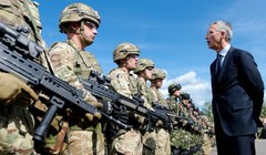 Cựu Tổng thư ký NATO Jens Stoltenberg và các binh sĩ Quân đội Anh. Ảnh: MW.