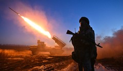 Quân nhân Nga nổ súng vào các vị trí của Ukraine ở khu vực tiền tuyến Krasnoarmeysk (Pokrovsk). Ảnh: Sputnik.