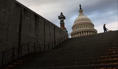 Một người đi bộ dạo qua Quảng trường East Front vào sáng ngày 10/11, trên Đồi Capitol ở Washington, DC. Ảnh: Getty.