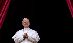 Đức Giáo hoàng Leo XIV nhìn đám đông trong buổi cầu nguyện ở Vatican, vào ngày 11/5. Ảnh: Getty.