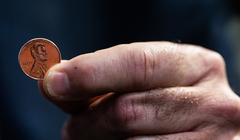 Ông Brandon Beach trình bày đồng xu cuối cùng được đúc tại Xưởng đúc tiền ở Philadelphia hôm 12/11. Ảnh: Washington Post.