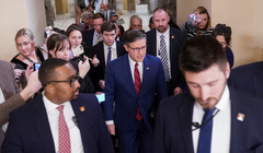Chủ tịch Hạ viện Mỹ Mike Johnson đi bộ giữa đám đông giới truyền thông, khi các thành viên Hạ viện trở về Washington sau 53 ngày nghỉ ngơi để bỏ phiếu về việc chấm dứt tình trạng đóng cửa chính phủ, ngày 12/11. Ảnh: Reuters.
