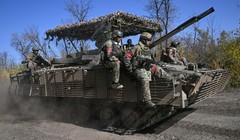 Các binh sĩ Nga cưỡi trên nóc một chiếc xe thiết giáp. Ảnh: Sputnik.