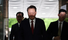 Cựu Tổng thống Hàn Quốc Yoon Suk-yeol đến tòa án để tham dự phiên điều trần xem xét lệnh bắt giữ ông theo yêu cầu của các công tố viên đặc biệt tại Seoul, Hàn Quốc, ngày 9/7. Ảnh: Reuters.