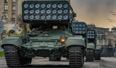 Bệ phóng tên lửa nhiệt áp TOS-1A. Ảnh: MW.