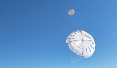 Trong quá trình thử nghiệm, chiếc diều rộng 5.000 mét vuông và hai chiếc diều rộng 1.200 mét vuông được kết nối đã được đưa lên không trung bằng khinh khí cầu helium. Ảnh: CCTV.