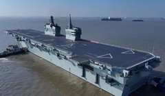 Tàu tấn công đổ bộ Type 076 mang UAV đầu tiên của Trung Quốc trong chuyến thử nghiệm trên biển đầu tiên ngày 14/11. Ảnh: Xinhua.