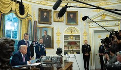 Tổng thống Mỹ Donald Trump cùng Bộ trưởng Chiến tranh Pete Hegseth và Tướng Dan Caine, Chủ tịch Hội đồng Tham mưu trưởng Liên quân có mặt tại Phòng Bầu dục. Ảnh: Washington Post.