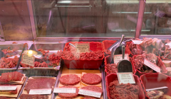 Một số loại thịt bò xay được trưng bày trong tủ bán thịt tại Chợ phía Đông ở Washington, Mỹ. Ảnh: Reuters.