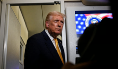 Tổng thống Mỹ Donald Trump phát biểu với báo chí trên chuyên cơ Không lực Một trên đường đến Florida hôm 14/11. Ảnh: Reuters.