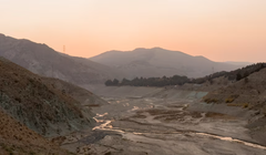 Mực nước cạn kiệt của đập Latyan để lộ lòng sông khô cạn gần Tehran, Iran, vào ngày 10/11. Ảnh: AFP.