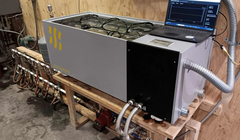 Một giàn khai thác bitcoin được sử dụng để sưởi ấm một tòa nhà rộng 223 mét vuông. Ảnh: CNBC.