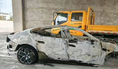 Một tài xế đã thiệt mạng khi chiếc xe Xiaomi của anh bốc cháy sau một vụ tai nạn tốc độ cao ở Thành Đô. Ảnh: Weibo.