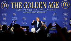 Tổng thống Mỹ Donald Trump nhảy trên sân khấu sau bài phát biểu của ông tại Hội nghị thượng đỉnh tác động của McDonald's tại Khách sạn Westin ở Washington, D.C., Mỹ ngày 17/11. Ảnh: Reuters.