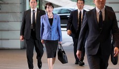 Thủ tướng Nhật Bản Sanae Takaichi mang theo chiếc túi tote Hamano mang thương hiệu của bà, chiếc túi đã "cháy hàng" sau khi bà đắc cử. Ảnh: Reuters.