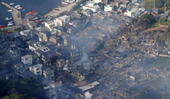 Khói bốc lên từ hiện trường vụ hỏa hoạn lớn thiêu rụi hơn 170 tòa nhà, nhìn từ trực thăng, tại Oita, tỉnh Oita, tây nam Nhật Bản, ngày 19/11. Ảnh: Reuters.