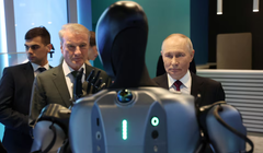 Tổng thống Nga Vladimir Putin và Tổng giám đốc điều hành Sberbank German Gref tham quan triển lãm của hội nghị quốc tế về trí tuệ nhân tạo “AI Journey”, tại Moscow, Nga, ngày 19/11. Ảnh: Reuters.