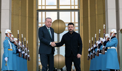 Tổng thống Thổ Nhĩ Kỳ Tayyip Erdogan chào đón Tổng thống Ukraine Volodymyr Zelensky tại Dinh Tổng thống ở Ankara, Thổ Nhĩ Kỳ, ngày 19/11. Ảnh: Reuters.