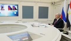 Tổng thống Nga Vladimir Putin tham dự buổi lễ lắp đặt bình phản ứng tại tổ máy điện đầu tiên của Nhà máy điện hạt nhân El Dabaa của Ai Cập qua hội nghị truyền hình tại Điện Kremlin ở Moscow, Nga, ngày 20/11. Ảnh: Sputnik.