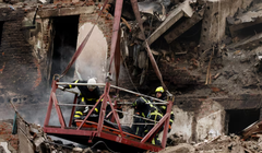 Lực lượng ứng phó khẩn cấp tại hiện trường một vụ tấn công ở tại Ternopil, Ukraine, ngày 21/11. Ảnh: Reuters.