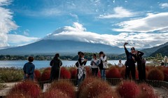 Khách du lịch chụp ảnh với núi Phú Sĩ ở phía sau tại tỉnh Yamanashi, Nhật Bản. Trung Quốc đã ban hành một số cảnh báo du lịch, kêu gọi công dân tránh xa Nhật Bản trong bối cảnh căng thẳng ngoại giao. Ảnh: AFP.