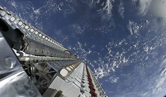 Các vệ tinh sẽ tạo thành một phần của chòm sao Starlink của SpaceX đang chờ được phóng vào quỹ đạo từ tên lửa Falcon 9 vào ngày 24/5. Ảnh: SpaceX.