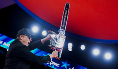 Ông Elon Musk giơ cao một chiếc cưa máy trên sân khấu trong Hội nghị Hành động Chính trị Bảo thủ (CPAC) tại National Harbor, Maryland, Mỹ ngày 20/2. Ảnh: Reuters.