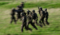 Tân binh của Quân đội Đức tham gia tập trận chiến đấu tại doanh trại Westfalen-Kaserne ở Ahlen, miền Tây nước Đức. Ảnh: AFP.