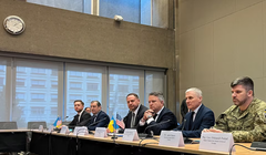 Chánh Văn phòng Tổng thống Ukraine Andriy Yermak ngồi cùng các thành viên khác của phái đoàn Ukraine trước cuộc đàm phán với phái đoàn Mỹ về việc chấm dứt chiến tranh Nga-Ukraine, tại Geneva, Thụy Sĩ ngày 23/11. Ảnh: Reuters.