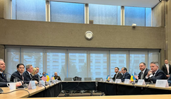 Đặc phái viên Mỹ Steve Witkoff, Ngoại trưởng Mỹ Marco Rubio, Bộ trưởng Lục quân Mỹ Daniel Driscoll và các thành viên khác của phái đoàn Mỹ, cùng phái đoàn Ukraine trong cuộc đàm phán về việc chấm dứt chiến tranh ở Geneva, Thụy Sĩ, ngày 23/11. Ảnh: Reuters.