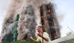 Ông Wong, 71 tuổi, phản ứng đau đớn khi biết vợ ông bị mắc kẹt bên trong Tòa nhà Vương Phúc trong một vụ hỏa hoạn lớn ở Tai Po, Hong Kong, Trung Quốc. Ảnh: Reuters.