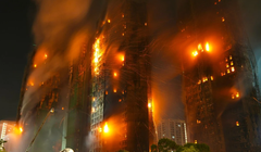 Các đám cháy đã bùng phát trong nhiều giờ tại một số tòa nhà ở Wang Fuk Court. Ảnh: SCMP.