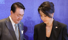 Ông Yoon Suk-yeol và bà Kim Keon-hee tham dự bữa tối tại Madrid, Tây Ban Nha, năm 2022. Ảnh: SCMP