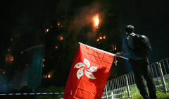 Tính đến chiều 27/1, đã có 55 người thiệt mạng vì vụ cháy ở Hong Kong, bao gồm một lính cứu hỏa. Ảnh: SCMP.