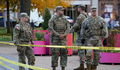 Các thành viên của Lực lượng Vệ binh Quốc gia đứng trong khu vực được phong tỏa sau khi 2 thành viên bị bắn gần Nhà Trắng ở Washington, D.C., Mỹ ngày 26/11. Ảnh: Reuters.