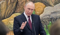 Tổng thống Nga Vladimir Putin phát biểu với các phóng viên sau chuyến thăm Kyrgyzstan tại Văn phòng Tổng thống Yntymak Ordo ở Bishkek, Kyrgyzstan. Ảnh: Sputnik.