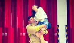 Nhiều lời tưởng nhớ đã được gửi đến Ho Wai-ho, bên trái, lính cứu hỏa thiệt mạng trong vụ cháy Tai Po. Ảnh: SCMP.