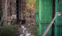 Các thành viên của Đơn vị nhận diện nạn nhân thảm họa có mặt tại hiện trường vụ hỏa hoạn ở Hong Kong. Ảnh: SCMP.