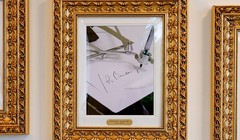 Ảnh chân dung ông Joe Biden bị ông Trump thay bằng một chiếc máy ký tự động. Ảnh: Getty.