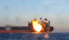 Đoạn phim được công bố hôm 29/11 cho thấy khói bốc lên từ một con tàu đang bốc cháy ở Biển Đen ngoài khơi bờ biển Thổ Nhĩ Kỳ. Ảnh: AFP.