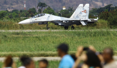 Một máy bay chiến đấu MiG tại Triển lãm Hàng không Công nghiệp ở Maracay, Venezuela hôm 29/11. Ảnh: Reuters.