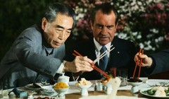 Tổng thống Mỹ Richard Nixon (phải) và Thủ tướng Trung Quốc lúc bấy giờ là Chu Ân Lai dùng bữa trong chuyến thăm chính thức của ông Nixon tới Trung Quốc năm 1972. Ảnh: Getty.