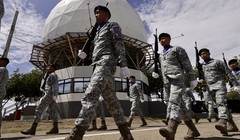 Binh lính Philippines diễu hành bên trong một căn cứ không quân ở tỉnh La Union, Philippines, vào tháng 2. Ảnh: EPA.